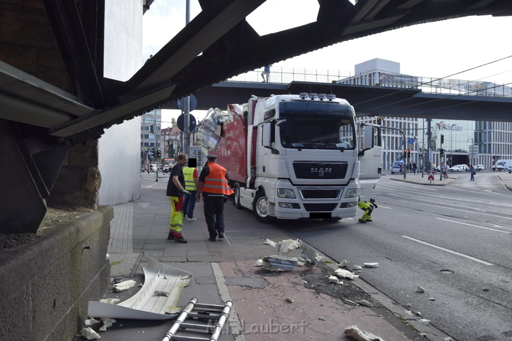 LKW blieb unter Bruecke haengen Koeln Deutz Opladenerstr Deutz Muelheimerstr P102.JPG - Miklos Laubert